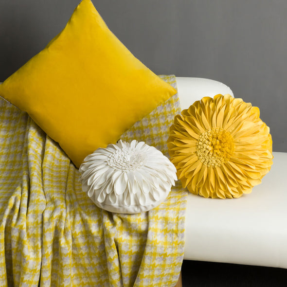 white-and-gold-decorative-pillows